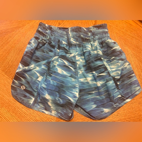 EUC Lululemon Tracker Short V *4" Tidal Multi Size 4 - Picture 7 of 9